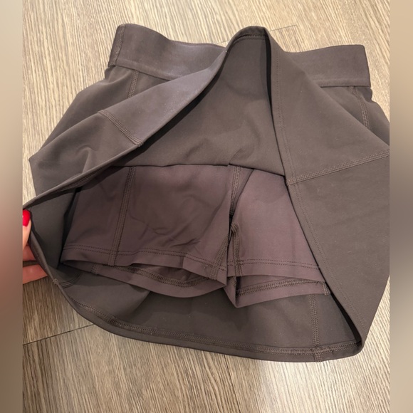 TnaSLICK™ Court Micro Skirt in rich mocha brown - Picture 5 of 5